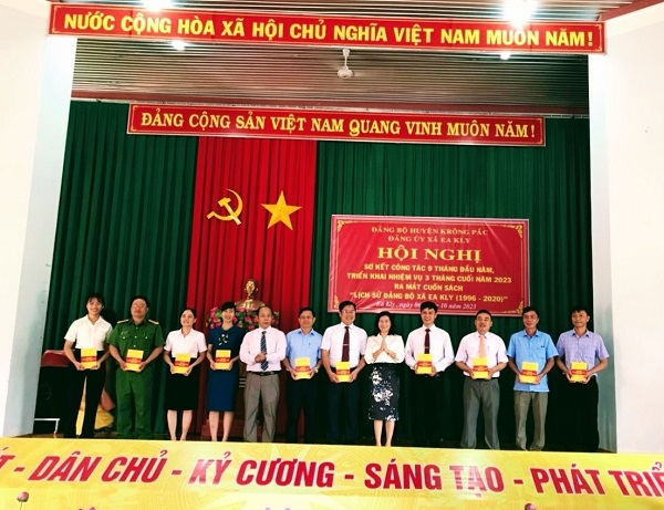 Đảng bộ xã Eakly tổ chức ra mắt cuốn sách “Lịch sử Đảng bộ và Nhân dân xã Eakly, giai đoạn ''1996-2020”.
